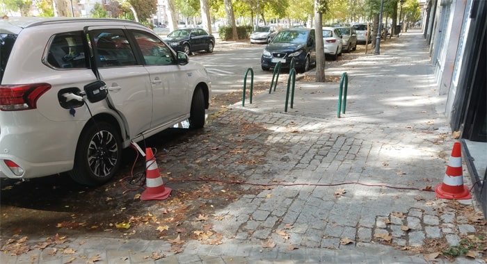 מעבר כבל להגנה על כבלי טעינה לרכב היה מונע את הסיטואציה הלא בטיחותית הנראית בתמונה חוסר במעבר כבל להגנה על כבלי טעינה לרכב